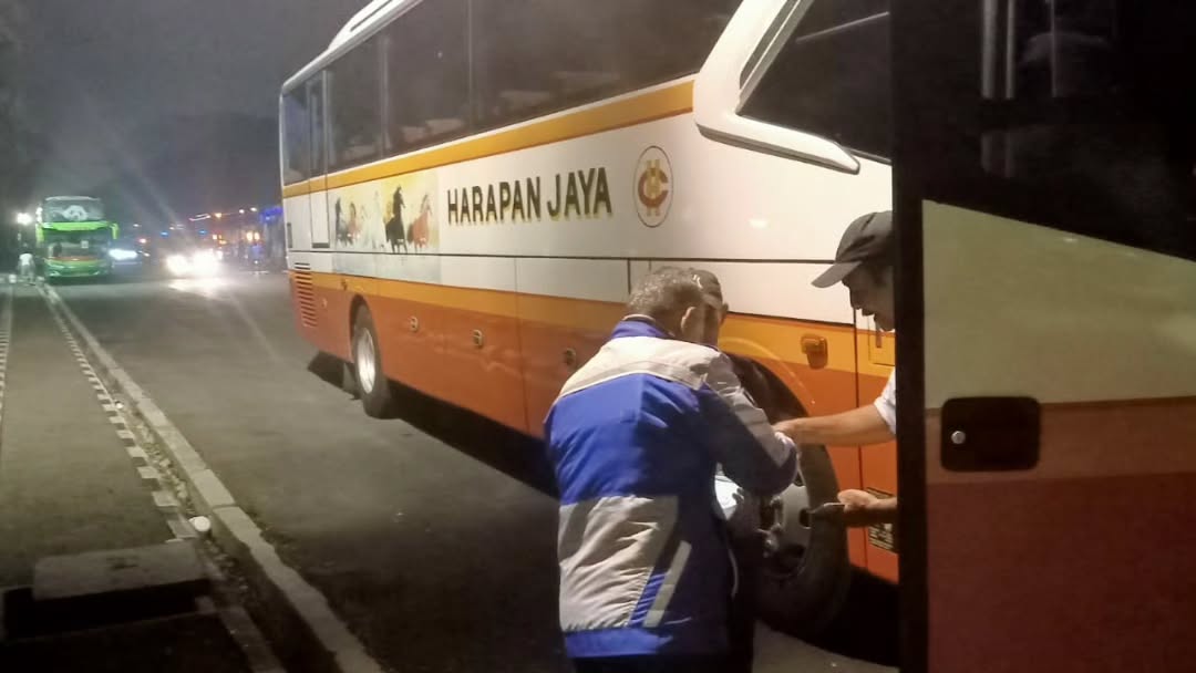 Giat RampCheck Armada Bus untuk pemberangkatan calon jamaah haji tahun 2023 Kota Malang yang diselenggarakan di Lapangan Rampal